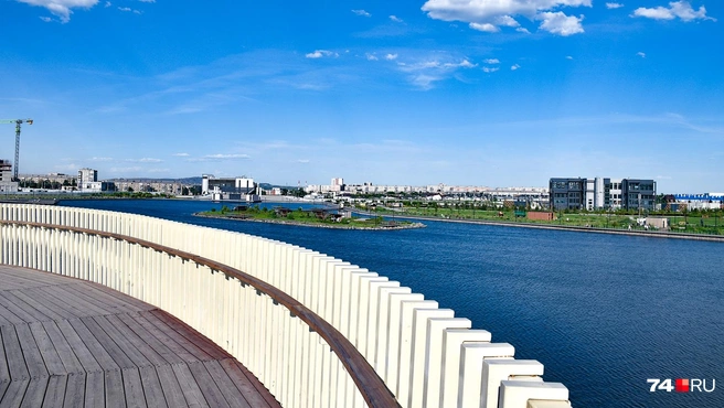 С видового моста открывается… эм… вид. Так и не скажешь, что это промышленный город | Источник: Артем Краснов