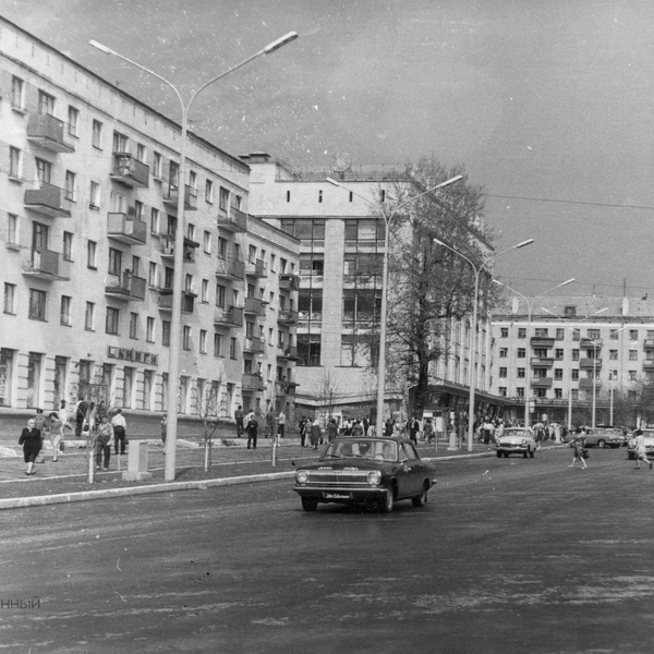 Тот же перекресток немного с другого ракурса: в центре&nbsp;— универмаг «Пермь» (ЦУМ). Фото 1971 года | Источник: Госархив Пермского края
