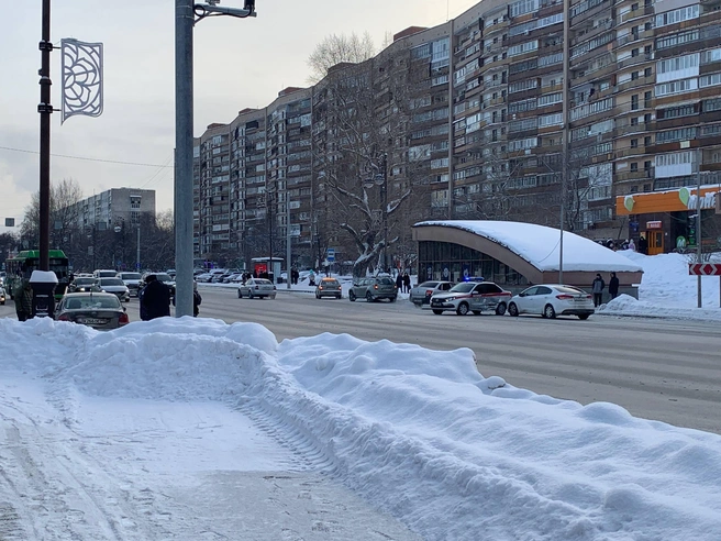 На перекрёстке видно примерно пять машин с повреждениями. | Источник: Никита Кифорук / 72.RU