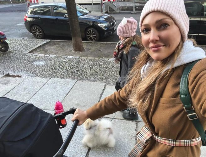Мерьем всегда находит время для детей | Источник: Meryemuzerlimeryem / Instagram (экстремистская организация, деятельность запрещена на территории РФ)