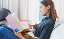 4 причины, почему кошка любит спать у хозяина на груди