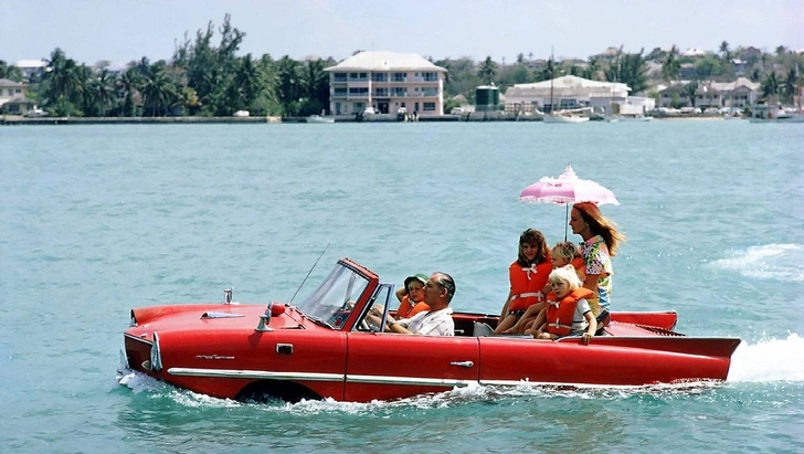 Автомобиль-амфибия Amphicar 770, спроектированный автодизайнером Гансом Триппелем в 1961 году и выпущенный компанией Quandt Group.