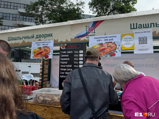 Даже стейк можно купить&nbsp;— стоит 300 рублей за 100 граммов | Источник: Дарья Костомина / E1.RU