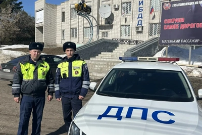 Инспекторы ДПС спасли задыхающегося малыша в Марий Эл