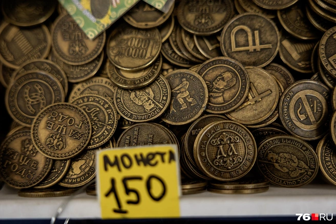 Можно взять декоративную монетку с изображением Путина за 150 рублей  | Источник: Александр Куренной / 76.RU