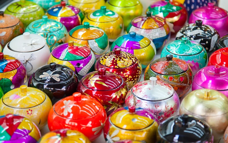 Шкатулки и фарфор, резные фигурки и бронза — мастера огромного Китая заинтересованы в том, чтобы на вашей полке появилась очередная безделушка | Источник: Fedor Selivanov/Shutterstock/Fotodom.ru