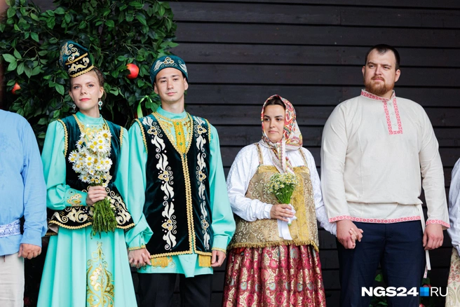 Пары были разных возрастов и в разных костюмах  | Источник: Мария Ленц / NGS24.RU 