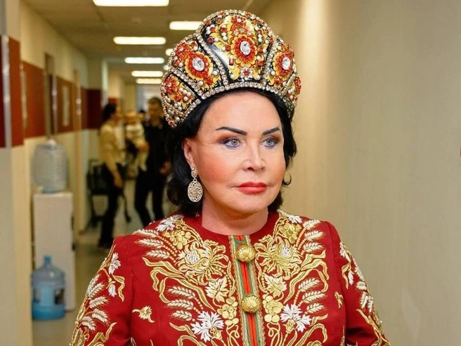 Бабкина рухнула за кулисами, пытаясь за полторы минуты натянуть один из своих сложносочиненных концертных образов | Источник: Надежда Бабкина / T.me