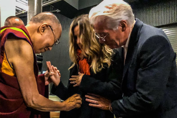 Далай-лама благословляет беременную жену Ричарда Гира