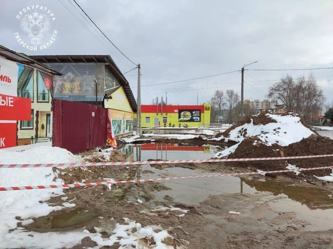 В Тверской области мужчина погиб, упав в яму с водой в центре города. Трагедия попала на видео | Источник: прокуратура Тверской области