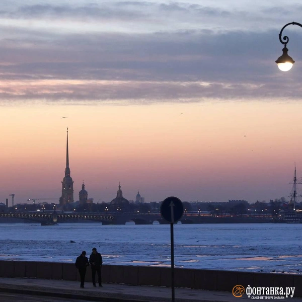 Розовое полотно над городом. Посмотрите, как Петербург покраснел от чарующего заката | Источник: Сергей Михайличенко / «Фонтанка.ру»