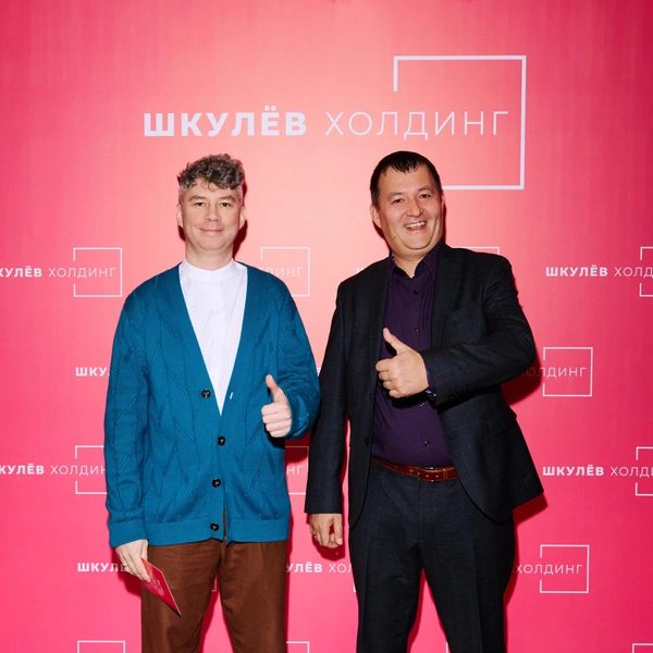 Андрей Бурцев, директор департамента по взаимодействию со СМИ VK, Тимур Токуров, корпоративный директор по digital-маркетингу «Шкулев Холдинг». | Источник: пресс-служба