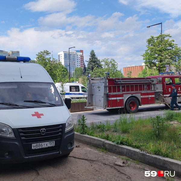 Одну из сотрудниц кафе посадили в машину скорой помощи — ей стало плохо | Источник: Наталия Главатских / 59.RU