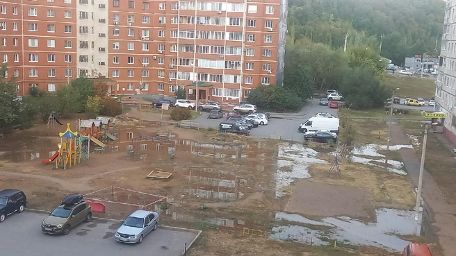 Двор залит водой | Источник: Ульяна Засим / Vk.com