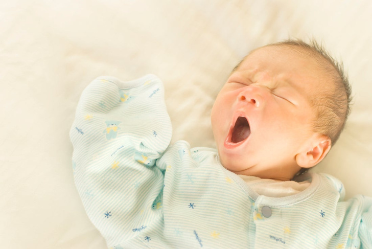 в какой позе должен спать новорожденный