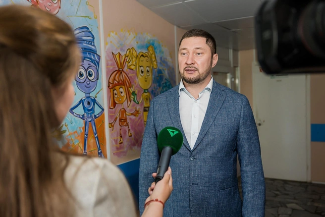 Председатель совета сторонников «Единой России» Ирек Хазиев уверен: детям, которые болеют, особенно нужны положительные эмоции | Источник: Юрий Евдокимов