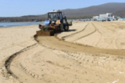 Во Владивостоке стартовала очистка пляжей бухты Лазурной