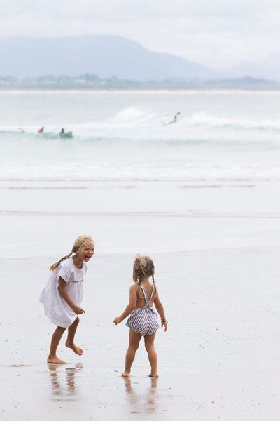 «Можно ли маленькому ребенку ходить на пляже голышом?»