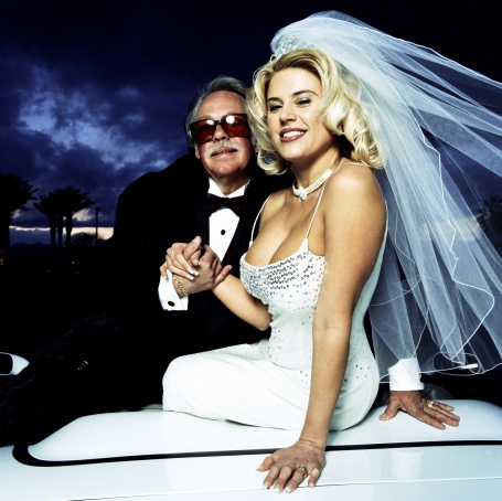 68-летний миллионер случайно женился на своей 24-летней внучке