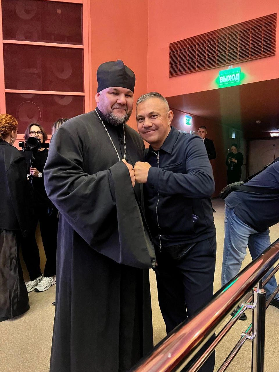 Отец Серафим и Костя Цзю на Народной премии E1.RU. До этого они уже встречались: Александр учился в Тобольской духовной семинарии, а чемпион приезжал туда в гости | Источник: Александр Шанин