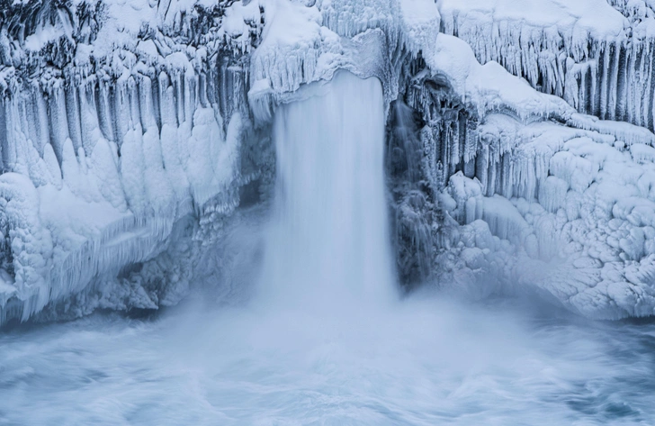 С какой стороны замерзает водопад?