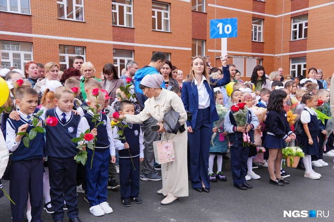 В переполненной школе № 216 есть первый «О». Посмотрите, как мальчик рядом с учителем артистично зевает | Источник: Антон Дигаев / NGS.RU