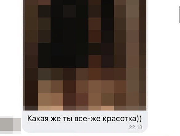 Евгений любит оценивать не только игру своих подопечных, но и их внешность — при этом после уроков | Источник: предоставлено бывшими ученицами школы