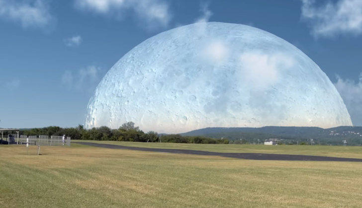 Как выглядела бы Луна, если бы находилась от Земли на расстоянии МКС (видео)