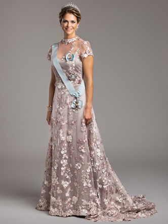 Королевы экономии: как выглядят новые портреты шведских принцесс в платьях из масс-маркета и фамильных тиарах