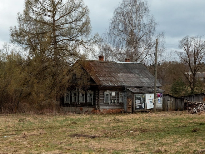 В этом здании размещается отделение «Почты России» | Источник: Александр Куренной / 76.RU