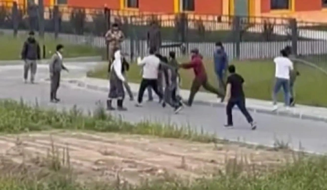 «Приехали, поздоровались». Тридцать иностранцев доставили в полицию после драки в Янино, которая попала на видео | Источник: ГУ МВД по Петербургу и Ленобласти