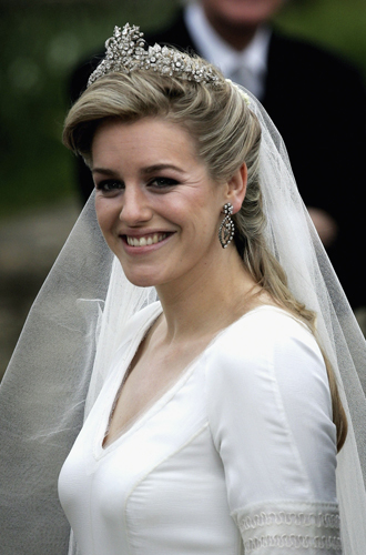 Лора ЛопесЛора Лопес, конечно же, никакого отношения к Виндзорам не имеет, но коль скоро ее мать, Камилла Паркер-Боулз, не ровен час, как станет Королевой (если, конечно, Чарльз подсуетится), мы решили все же включить ее в нашу подборку. Тем более, что в день ее свадьбы, ее голову украшала фамильная тиара Кабитт-Шанд, принадлежащая семье Камиллы. Изначально бриллиантовое убранство было собственностью прабабушки герцогини Корнуолльской, любовницы короля Эдуарда VII. Собственно, в нем же в первый раз выходила замуж и сама Камилла.