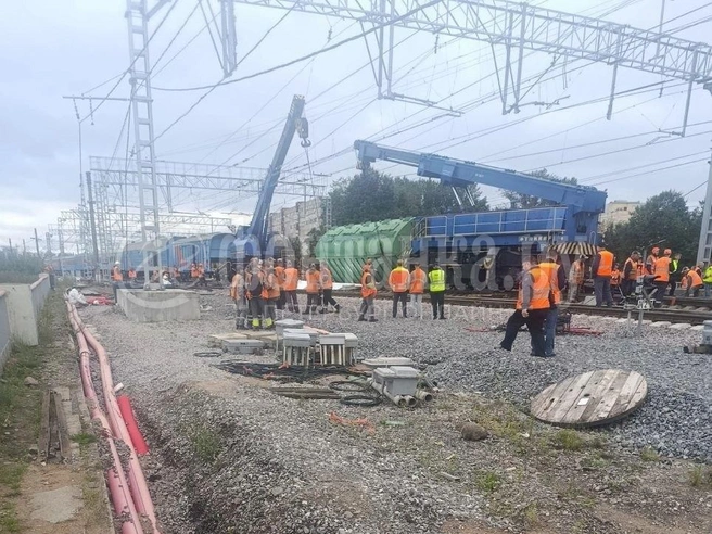 Очевидец прислал фото работ на Волковской около 11 часов утра | Источник: Читатель «Фонтанки»