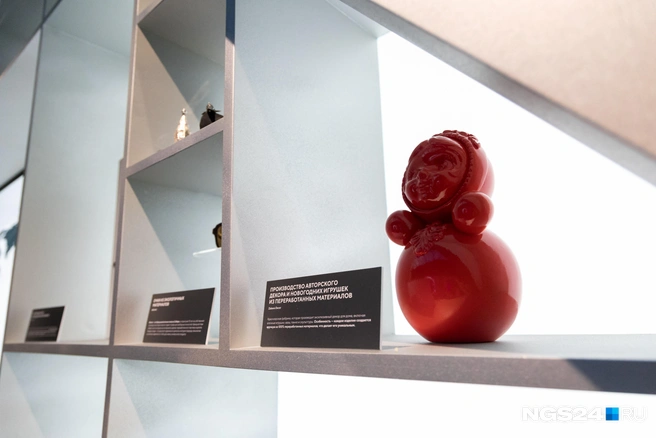 Неваляшки были на выставке повсюду. Делал их, по счастью, не Василий Слонов | Источник: Мария Ленц / NGS24.RU