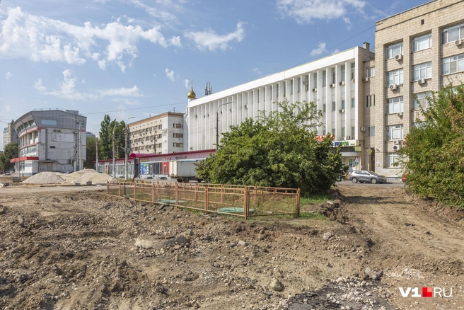 Зачем понадобилось крушить дорожки сквера&nbsp;— пока неизвестно | Источник: Константин Завриков / V1.RU