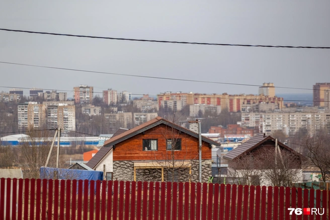 У некоторых жителей из окон открываются виды на город | Источник: Кирилл Поверинов / 76.RU