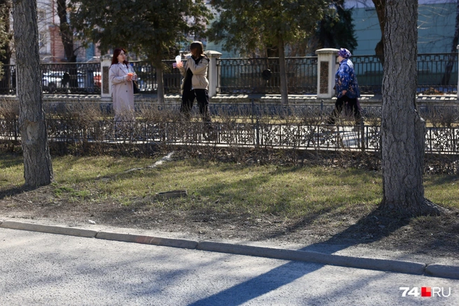 В районе Алого поля порядок, и кажется, что весна уже пришла… если не смотреть вокруг | Источник: Михаил Шилкин