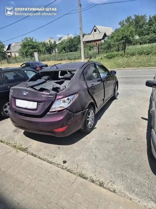 В белгородском посёлке Пролетарский от детонации FPV-дрона повреждены пять машин | Источник: Оперштаб Белгородской области / max.ru