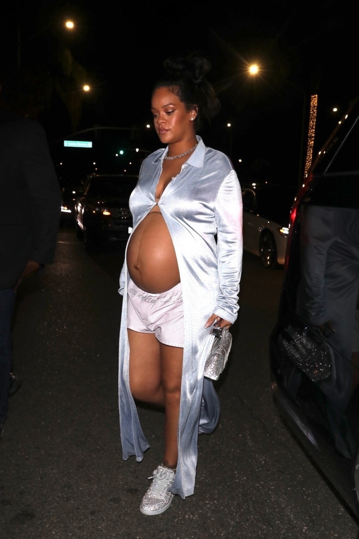 Беременная Рианна в «голой» пижаме гуляет по ночному Беверли-Хиллз