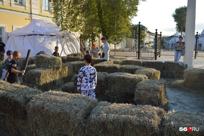 Лабиринт из сена для детей | Источник: Анастасия Баринова / 56.RU