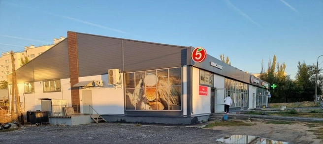 В здании изначально должен был располагаться ФОК, но появился магазин | Источник: Прокуратура Волгоградской области