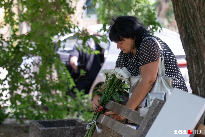 Тетя Сени всё же закрепила цветы после того, как следователи забрали часть сгоревшей лавочки | Источник: Евгений Вдовин / 161.RU