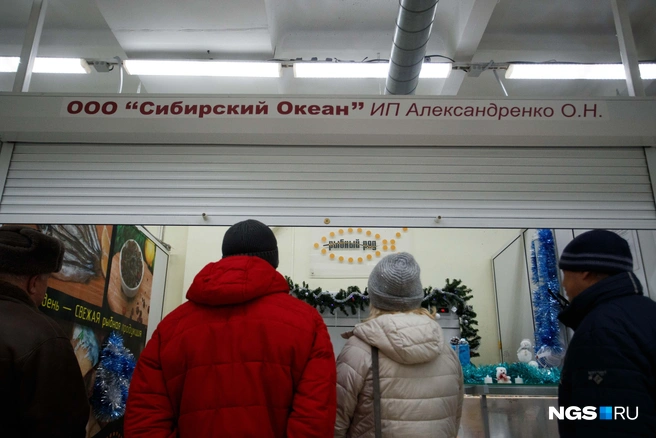 Покупатели приходят сюда не столько из-за низких цен, сколько в надежде купить продукты посвежее | Источник: Андрей Бортко / NGS.RU