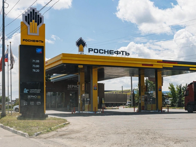 Цена литра газа на заправках «Роснефти» выросла более чем на 4 рубля. | Источник: Алексей Волхонский / V1.RU