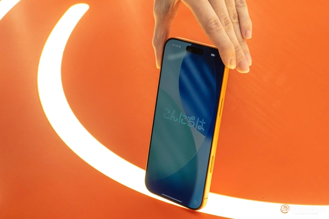 Если это случится, смартфон не получится использовать, ведь его целиком заблокируют на территории России | Источник: Михаил Огнев / FONTANKA.RU