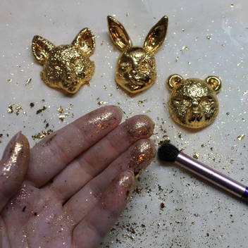 Маски в венецианском стиле Анастасия делала для серии матрешек | Источник: Анастасия Арефьева