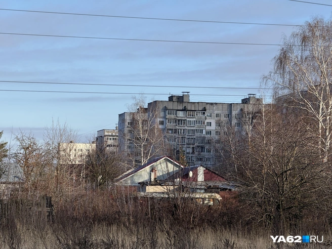 Серые многоэтажки выстроились на самой окраине Рязани. В хмуром ноябре удалось поймать немного синего неба | Источник: Сергей Петунин / YA62.RU