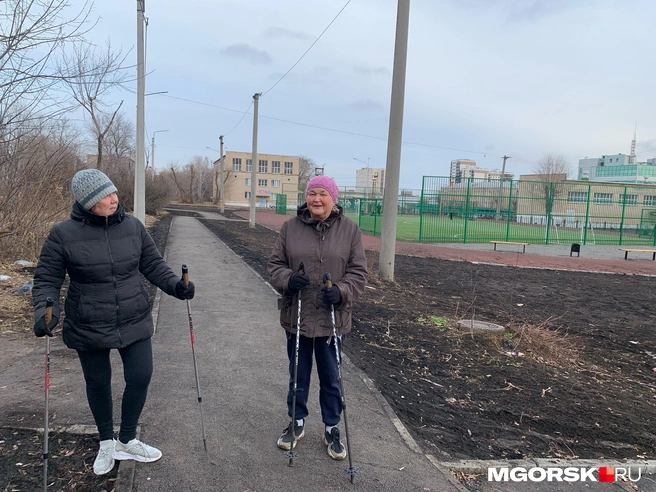 Люди старшего поколения не ленятся даже прибирать за другими | Источник: Анна Лялькова / MGORSK.RU