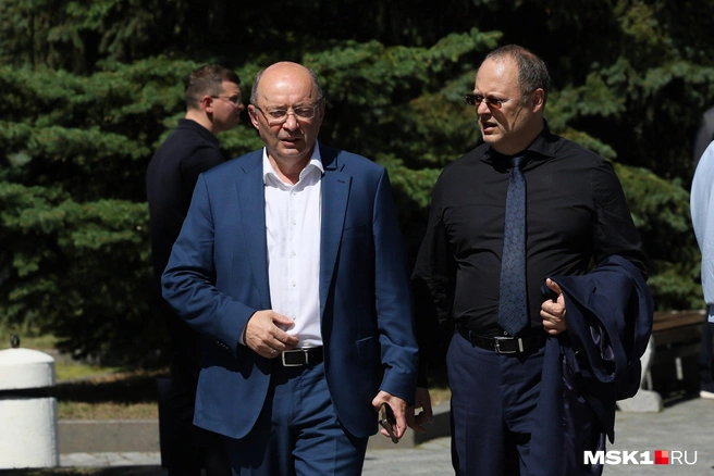 Бывший губернатор Свердловской области, экс-начальник Свердловской железной дороги, а ныне председатель совета директоров холдинга «Синара — транспортные машины» Александр Мишарин (слева) с коллегой | Источник: Артем Устюжанин / MSK1.RU