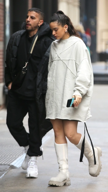 2 в 1: певица Розалия показывает, как носить самую универсальную вещь гардероба разными способами | marieclaire.ru